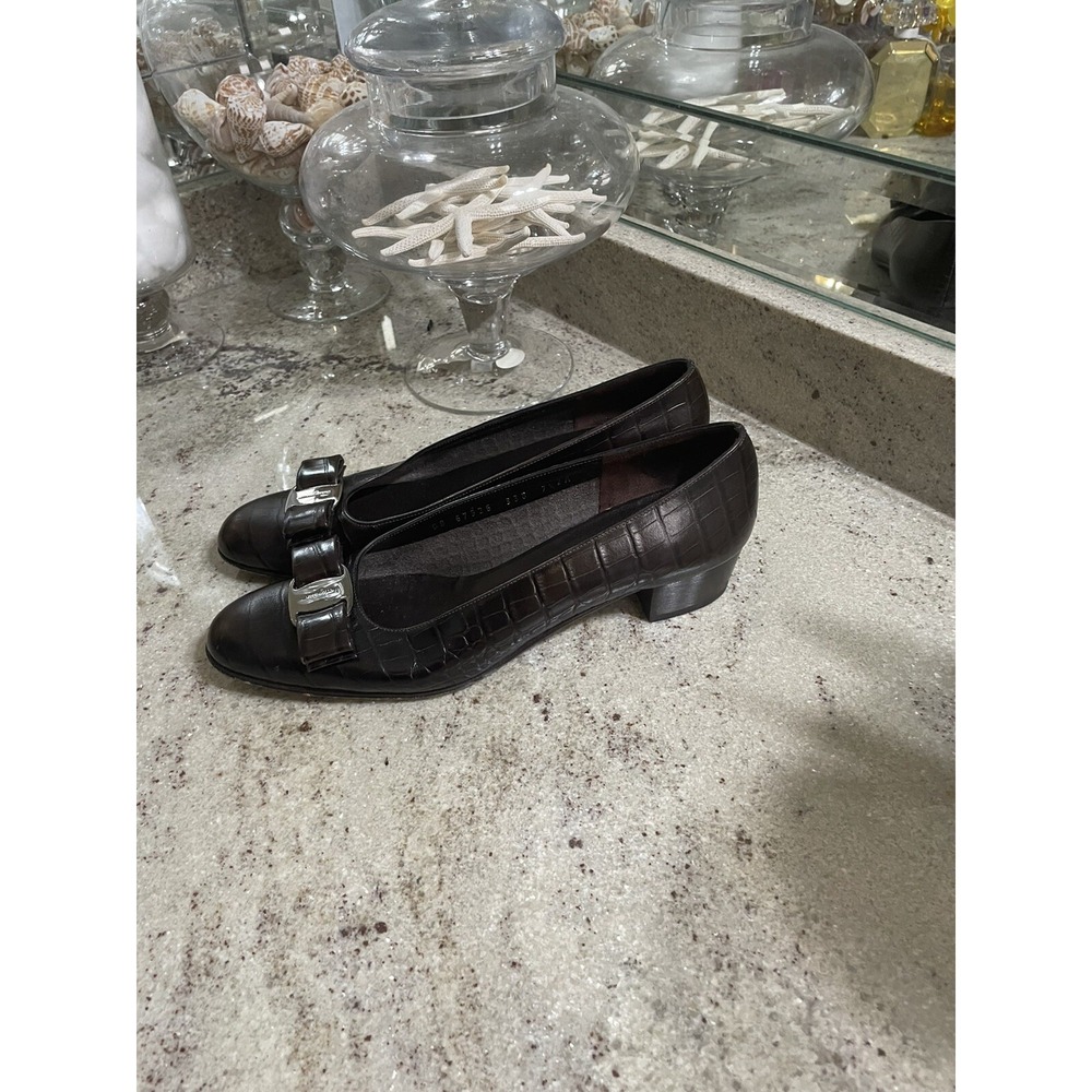 Salvatore Ferragamo Vara Brown Croc Print Leather Bow Pumps 7.5 AA Block Heel